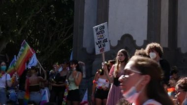 Eğer Tanrı eşcinsellerden nefret ediyorsa biz neden eşcinsel gururuna bu kadar tutkuluyuz?