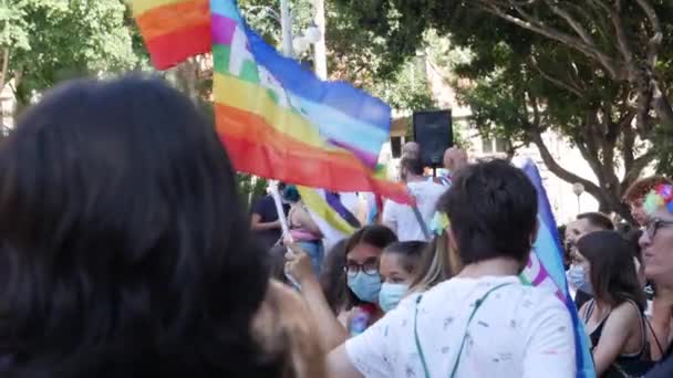 Eşcinsel gururuna gökkuşağı bayrağı sallayan iki kız — Stok video