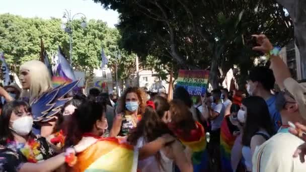 Jovens felizes fazem uma linha de conga — Vídeo de Stock