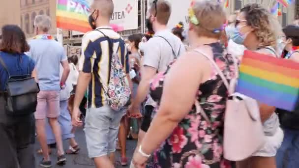 カリアリ サルデーニャ イタリア 7月10 2021 サルデーニャプライド ゲイの誇り Lgbtの権利のための行進 群衆の波虹の旗と街中の行進が始まります — ストック動画