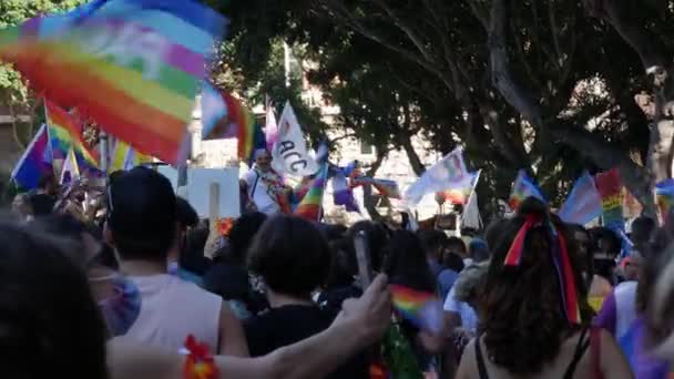 カリアリ サルデーニャ イタリア 2021年7月10日 サルデーニャプライド ゲイの誇り 群衆は熱意と喜びを表現する多くの虹の旗を振って — ストック動画