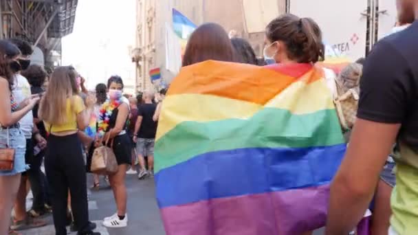Multidão avança na cidade marcha acenando bandeiras do arco-íris para lgbt direitos — Vídeo de Stock