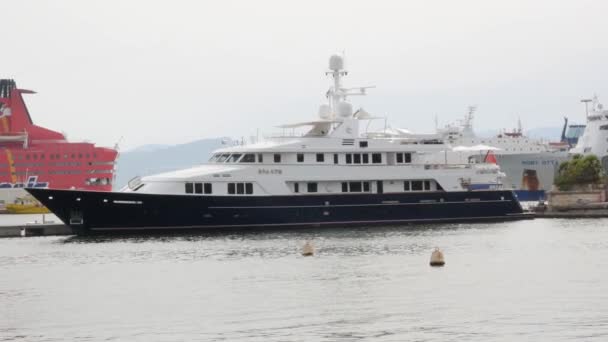 Cagliari Sardegna Luglio 2021 Grande Yacht Lusso Ormeggiato Nel Porto — Video Stock