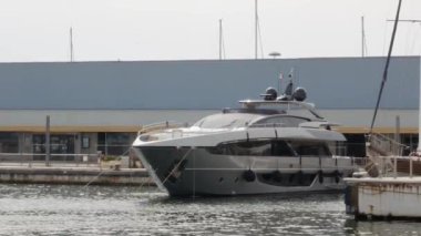 Şehir rıhtımında demirlemiş bir yat