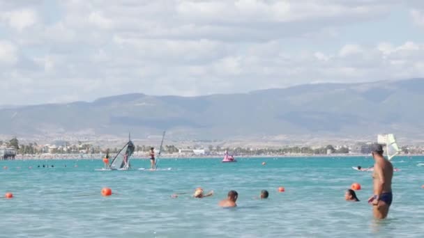 Cagliari Cerdeña Italia Julio 2021 Playa Ciudad Con Gente Jugando — Vídeos de Stock