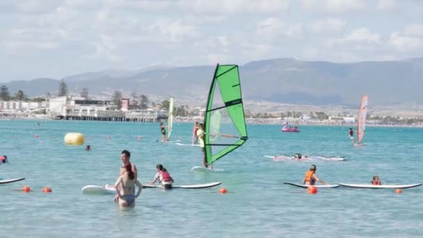 Cagliari Sardegna Italia Luglio 2021 Spiaggia Cittadina Con Persone Windsurf — Video Stock