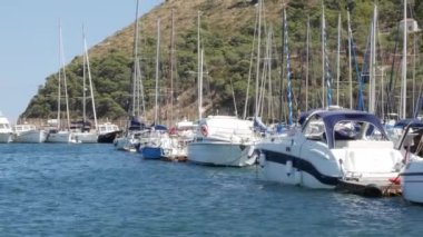 Cagliari, Sardunya, İtalya - 12 Temmuz 2021 - Akdeniz 'deki Sardunya kıyılarında birçok tekne demirledi