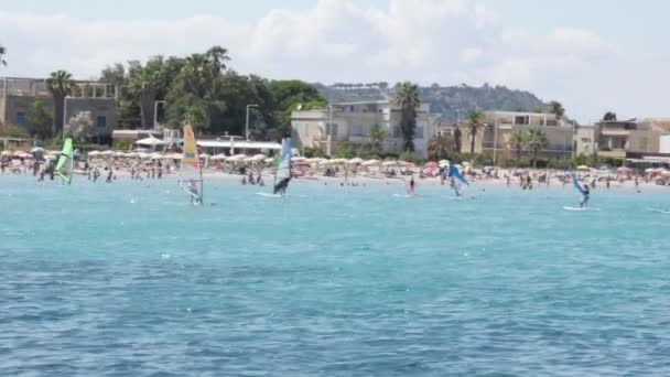 Cagliari Sardinien Italien Juli 2021 Människor Vindsurfar Framför Stadens Strand — Stockvideo