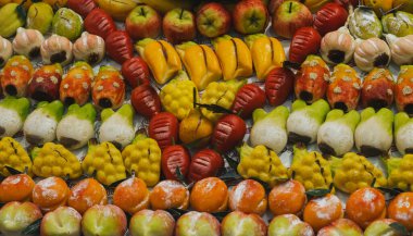 Meyve şekilli şekerlemelerin karışımı. Muz, elma, armut, şeftali çileği.