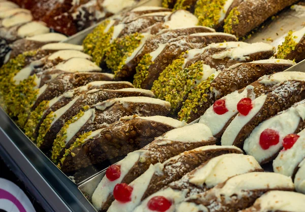 Tipik Sicilya cannoli 'si ricotta ile doldurulmuş, bir sürü İtalyan cannoli geleneksel ev yapımı tarifi.