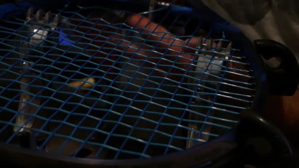 Las Manos Del Hombre Terminan Reparar Raqueta Tenis Con Máquina — Vídeo de stock