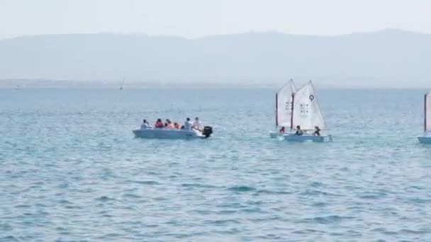 Cagliari Sardinia Italy July 2021 Children Small Sailing Boats Line — Stock Video