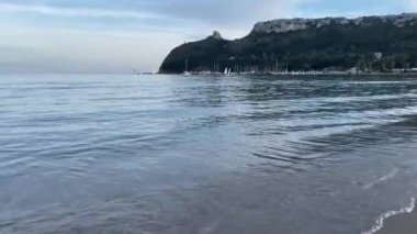Sardinya, Cagliari 'deki ünlü Sella Del Diavolo akşam saatlerinde sahilden görüldü.