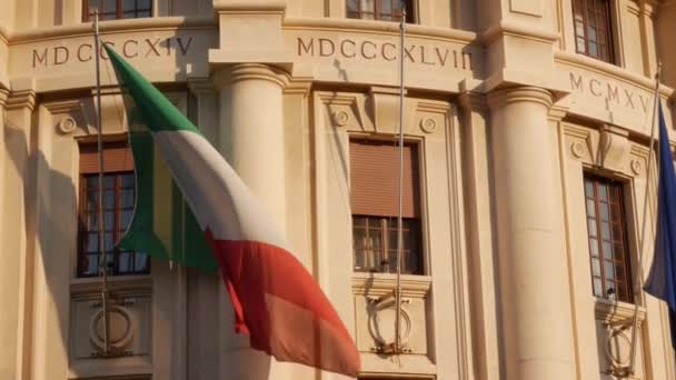 建物の正面の風の中のイタリアの旗波 — ストック動画