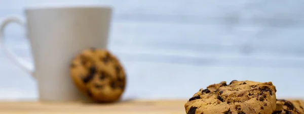 Perto Biscoitos Com Pedaços Chocolate Uma Mesa Madeira Como Fundo — Fotografia de Stock