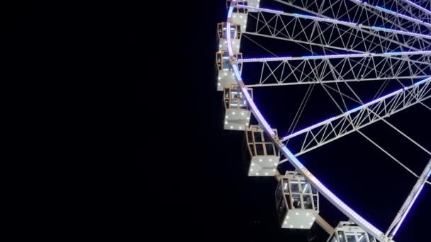 Ferris wiel 's nachts in beweging, linkerkant — Stockvideo