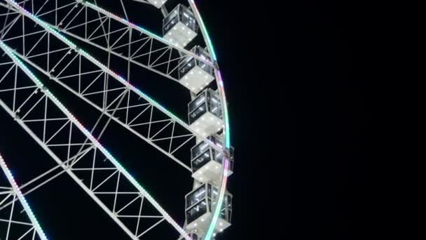 Riesenrad in der Nacht in Bewegung und einige Vögel fliegen im Hintergrund in einem Schwarm — Stockvideo