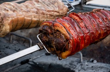 Izgarada kızartılmış geleneksel İtalyan porchetta kapağı, kızarmış domuz eti.