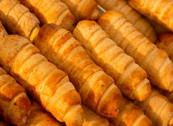 Klasik İtalyan cannoncini, kremayla dolu tipik bir tatlı.