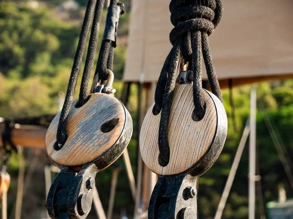 Tahta kayık halat makarası, gemideki donanma ekipmanlarını kapatın.