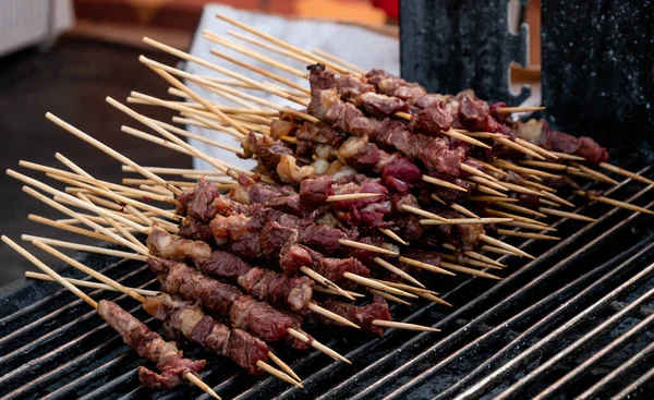 Tipik İtalyan arrosticini kuzu budu ahşap şiş üzerinde.