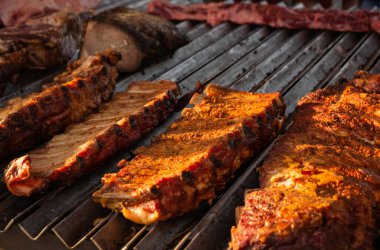 Biftek ya da domuz pirzolası yakın.