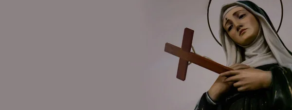 Azize Rita 'nın web pankart heykeli İsa' nın çarmıhını elinde tutarken acı çeken fotokopi odasına bak.