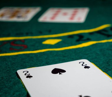 Maça iki kart, Teksas kumar masası düşük açılı perspektif holdem