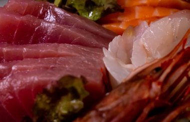 Makro çeşitli çiğ balık, ton balığı ve somon dilimlerini kapatın. saşimi