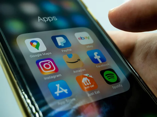 Cagliari, Sardinya, İtalya: AUG 10 2021: Çeşitli uygulamaların ekranı olan bir cep telefonunu kapatın, Amazon, sadece yiyin, eBay, paypal, spotify