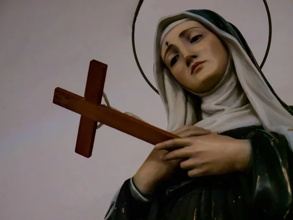 Estatua Monja Santa Rita Sosteniendo Cruz Jesucristo Mano Con Una Imágenes De Stock Sin Royalties Gratis