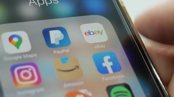 Lançar o aplicativo Ebay a partir do seu smartphone móvel com um toque — Vídeo de Stock