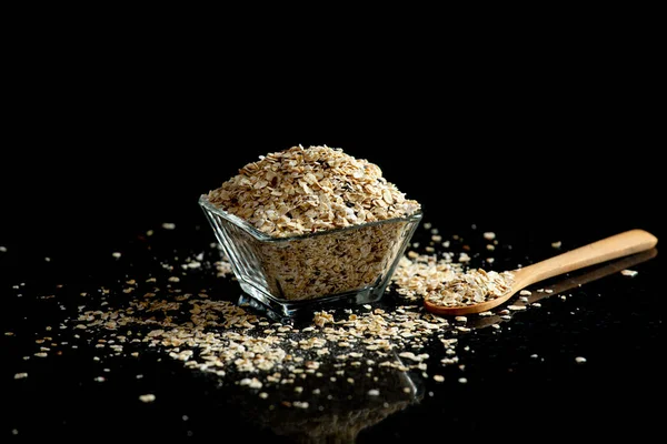 Kasedeki yulaf gevreği tezgahın üstünde