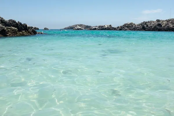 Baha Inglesa sahilinde turkuaz deniz suyu, Calera, Şili.