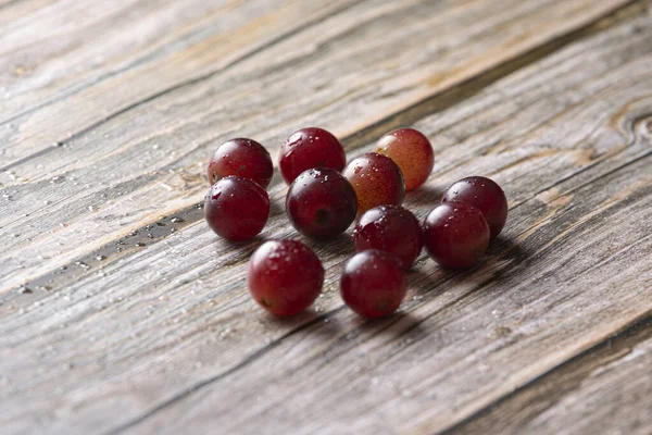 Ahşap bir stantta kırmızı üzümler