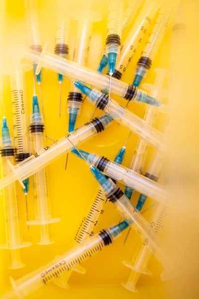  Covid-19 'a karşı aşı için kullanılan şırıngalar.