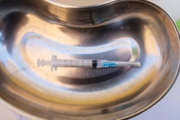  Covid-19 'a karşı aşı için kullanılan şırıngalar.