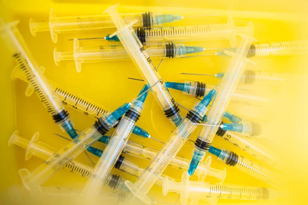  Covid-19 'a karşı aşı için kullanılan şırıngalar.