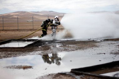 Copiap, Şili 'de iki itfaiyeci yangınla mücadele ediyor.