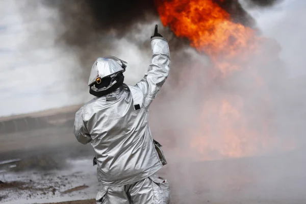 İtfaiyeciler Copiap, Şili 'de yangınla mücadele ediyor.