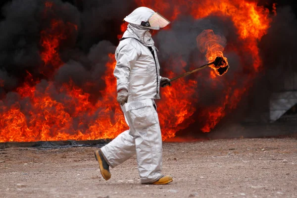 İtfaiyeciler Copiap, Şili 'de yangınla mücadele ediyor.