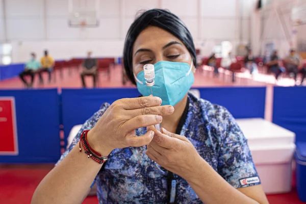 COPIAP, CHILE- 23 Mart 2021 Şili 'nin kuzeyinde Copiap şehrindeki bir aşı merkezine katılan insanlar covid-19 aşısını almak için.