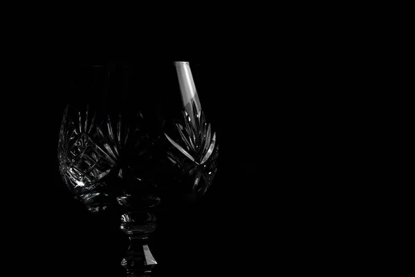劇的な照明の暗い黒の背景に空のクリスタルブランデーグラス 独立した高級飲食ガラスバー レストラン — ストック写真