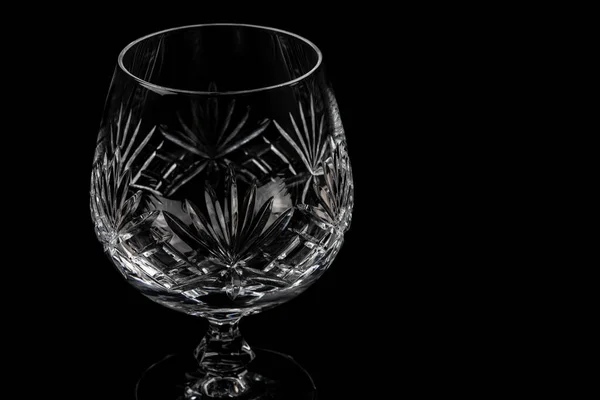 Vidro Conhaque Cristal Vazio Fundo Preto Escuro Iluminação Dramática Isolado — Fotografia de Stock