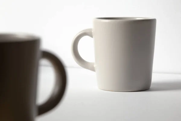 Керамический Белый Чашка Эспрессо Против Простого Белого Фона Кофе Искусства — стоковое фото