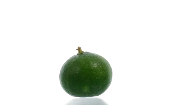 Verse citroen geïsoleerd op witte achtergrond — Stockfoto