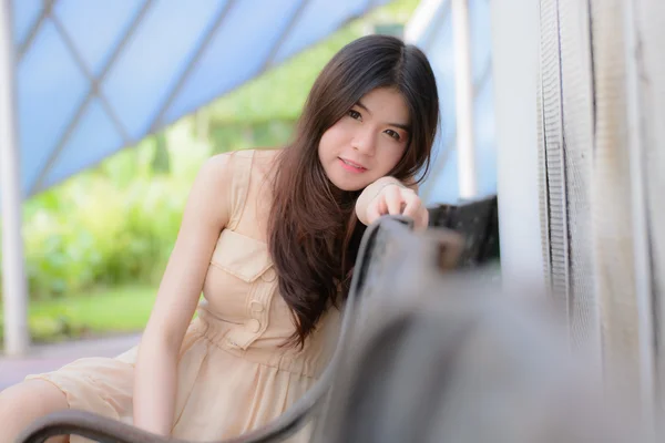 Hermosa mujer sonriendo retrato al aire libre — Foto de Stock