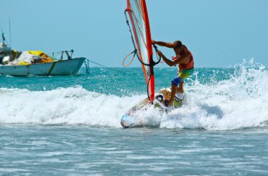 Adet Rüzgar Sörfü yelken ile