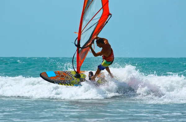 Windsurfer mit Segel — Stockfoto