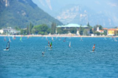 Göl üzerinde Caretta